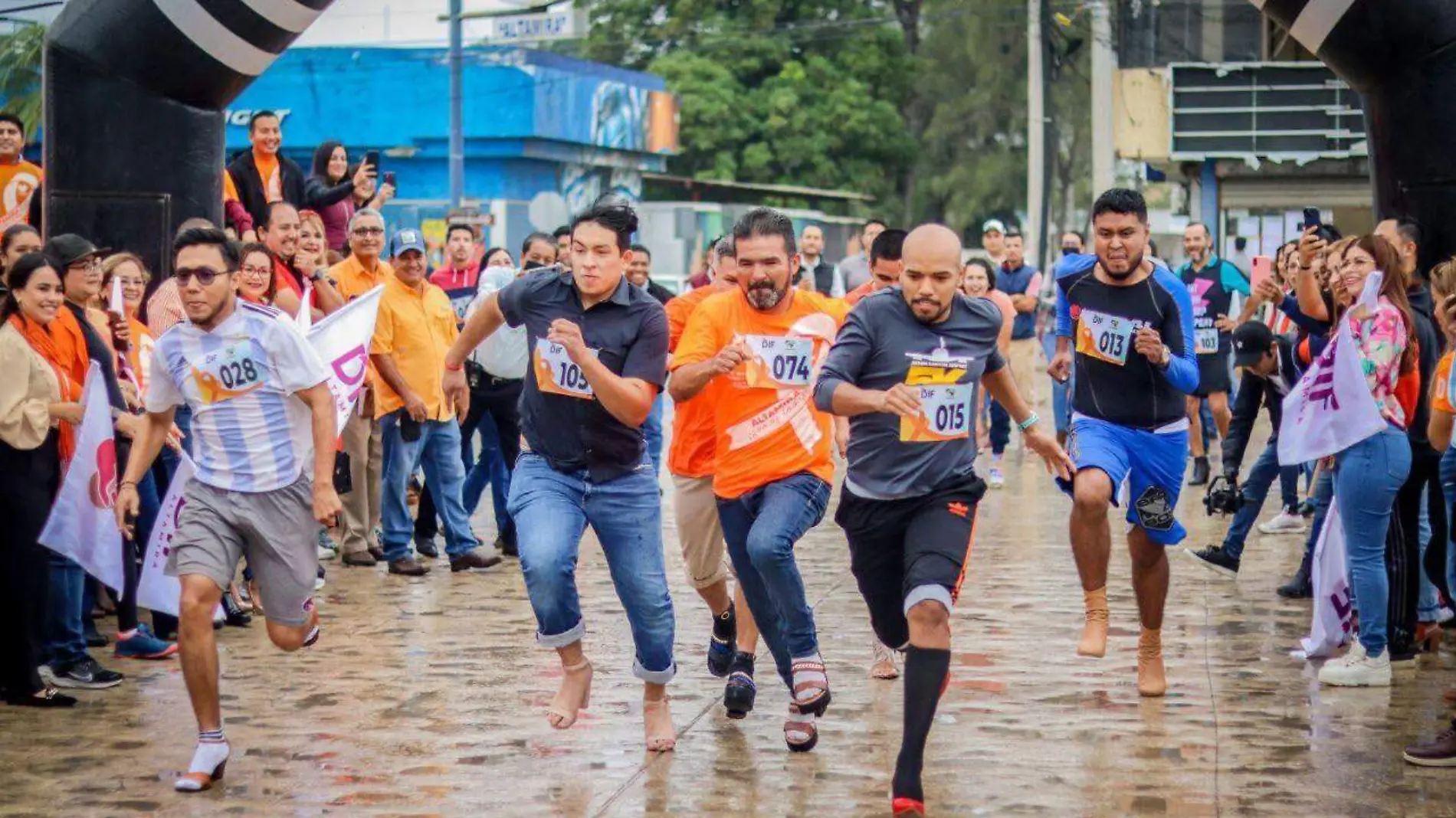 Carrera en tacones para hombres en Altamira buscan combatir la violencia de género (2)